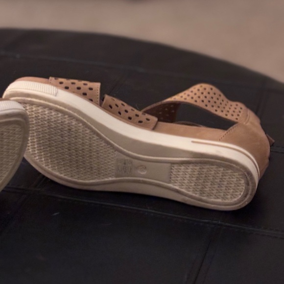Eileen Fisher Sandals The Voice Perforated Camel Suede Comfort Wedge Size 6.5. - Picture 5 of 8